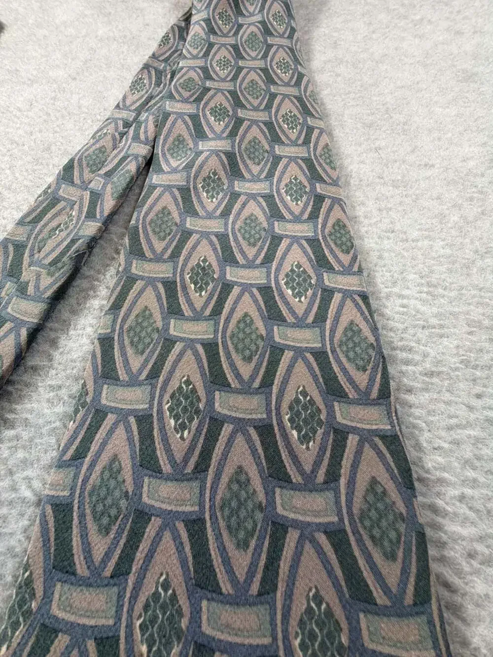 Louis Feraud Men's 100% Italian Silk Geometric Pattern Necktie